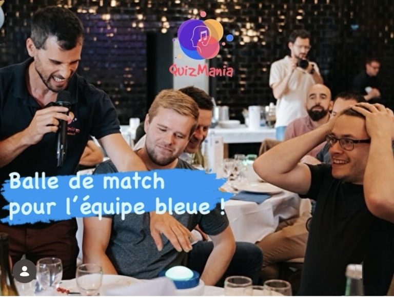 Joueurs concentrés pendant la balle de match d'un quiz QuizMania