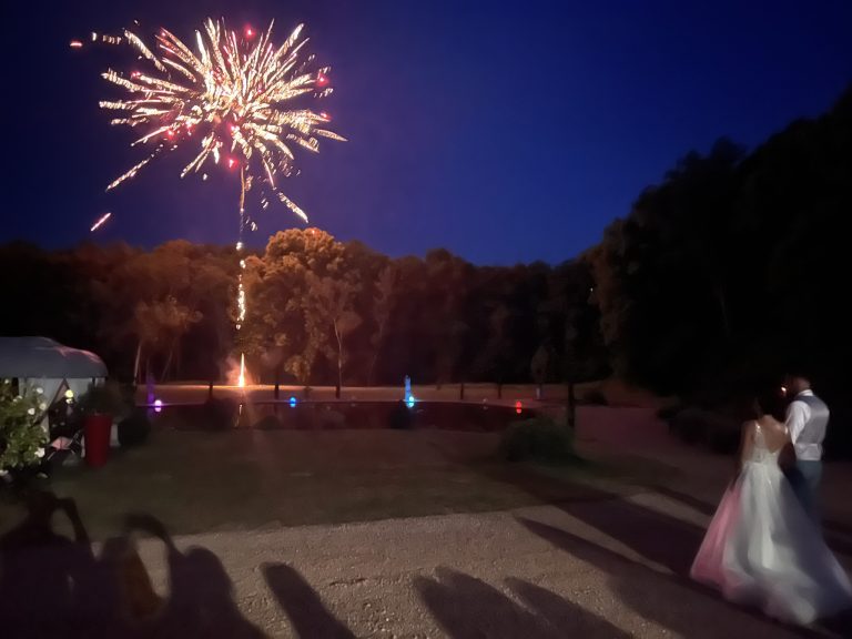 Feu d'artifice illuminant la nuit pendant une soirée de mariage