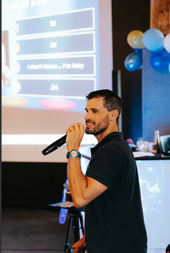 Baptiste alias Tisba, animateur de QuizMania, au micro pendant un blind test
