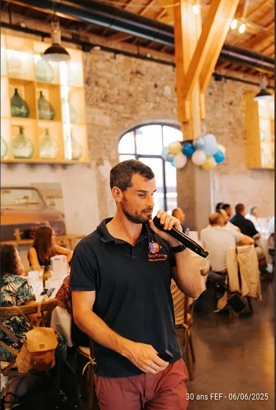 Animateur micro au milieu des invités lors d’une soirée d’entreprise