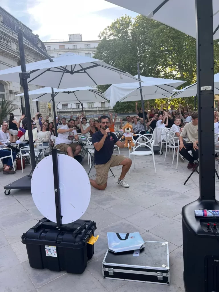Animation micro en terrasse devant le public d’un restaurant