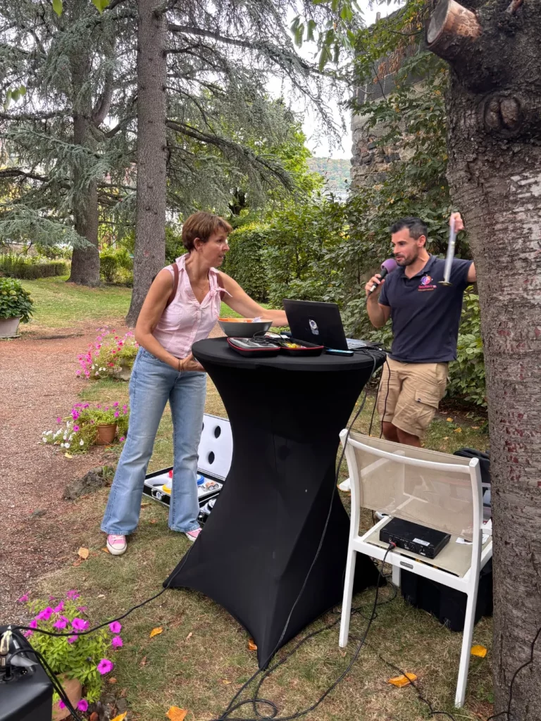 Animation micro en extérieur lors d’un événement dans un jardin