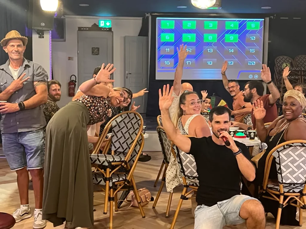 Public qui lève les mains pendant un jeu animé au micro