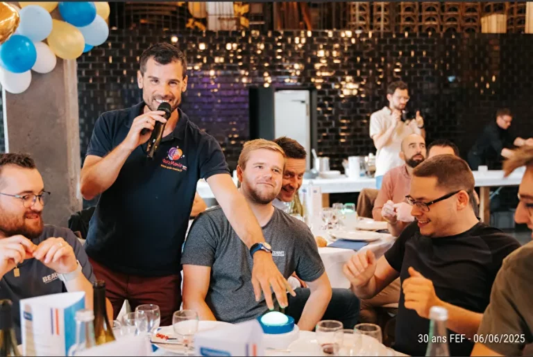 Animateur qui fait participer les invités à table lors d’un événement d’entreprise