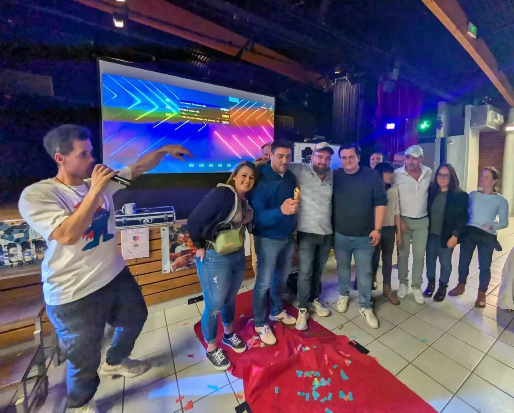 Équipes sur scène pendant un jeu animé au micro devant le public