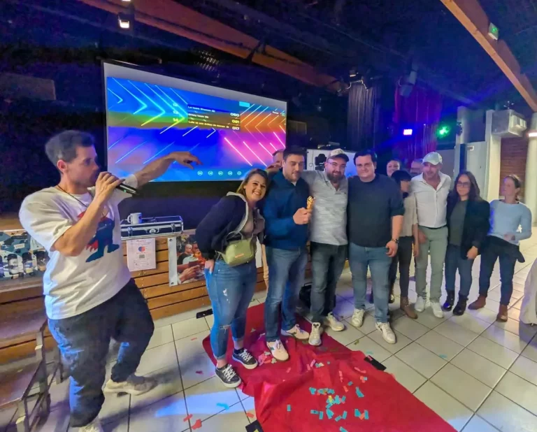 Équipes sur scène pendant un jeu animé au micro devant le public