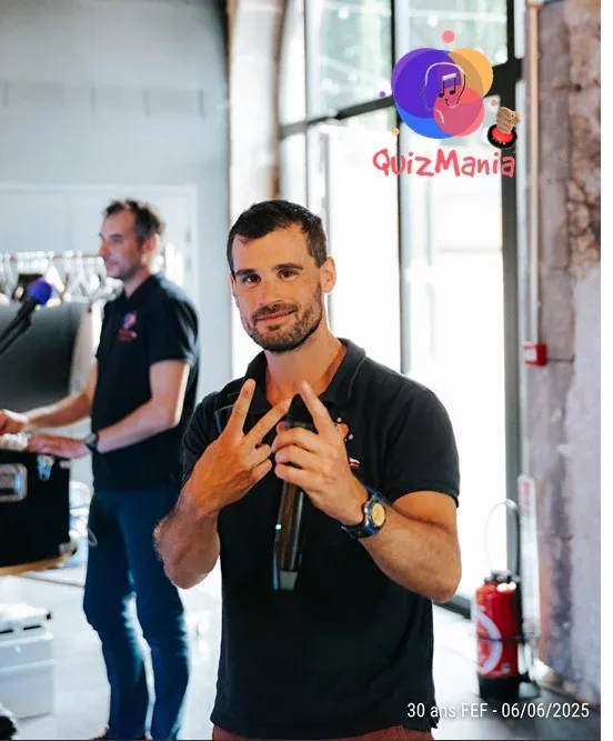 Portrait de Baptiste, speaker et animateur micro de L’Heure Bleue
