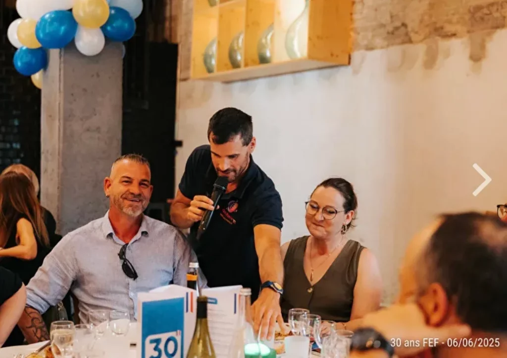 Invités attablés pendant l’animation micro d’un anniversaire d’entreprise