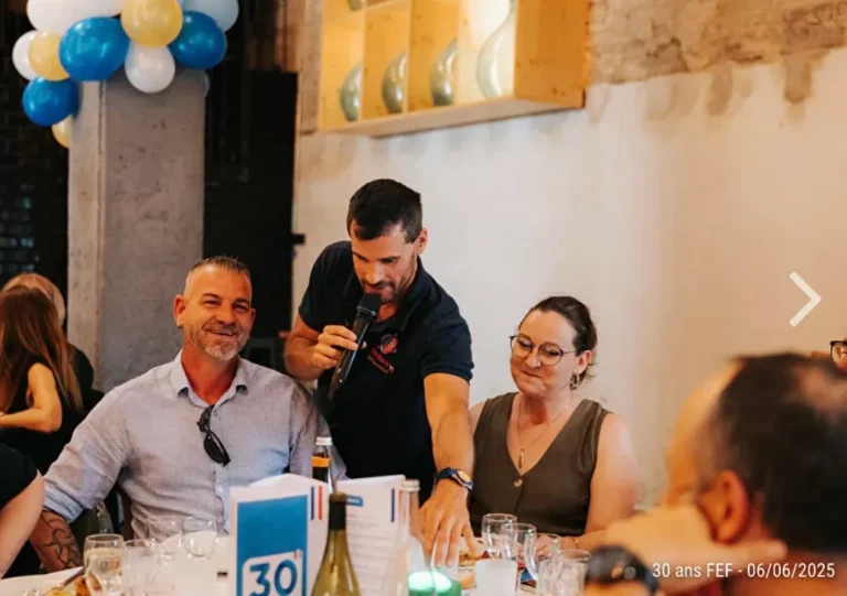 Invités attablés pendant l’animation micro d’un anniversaire d’entreprise