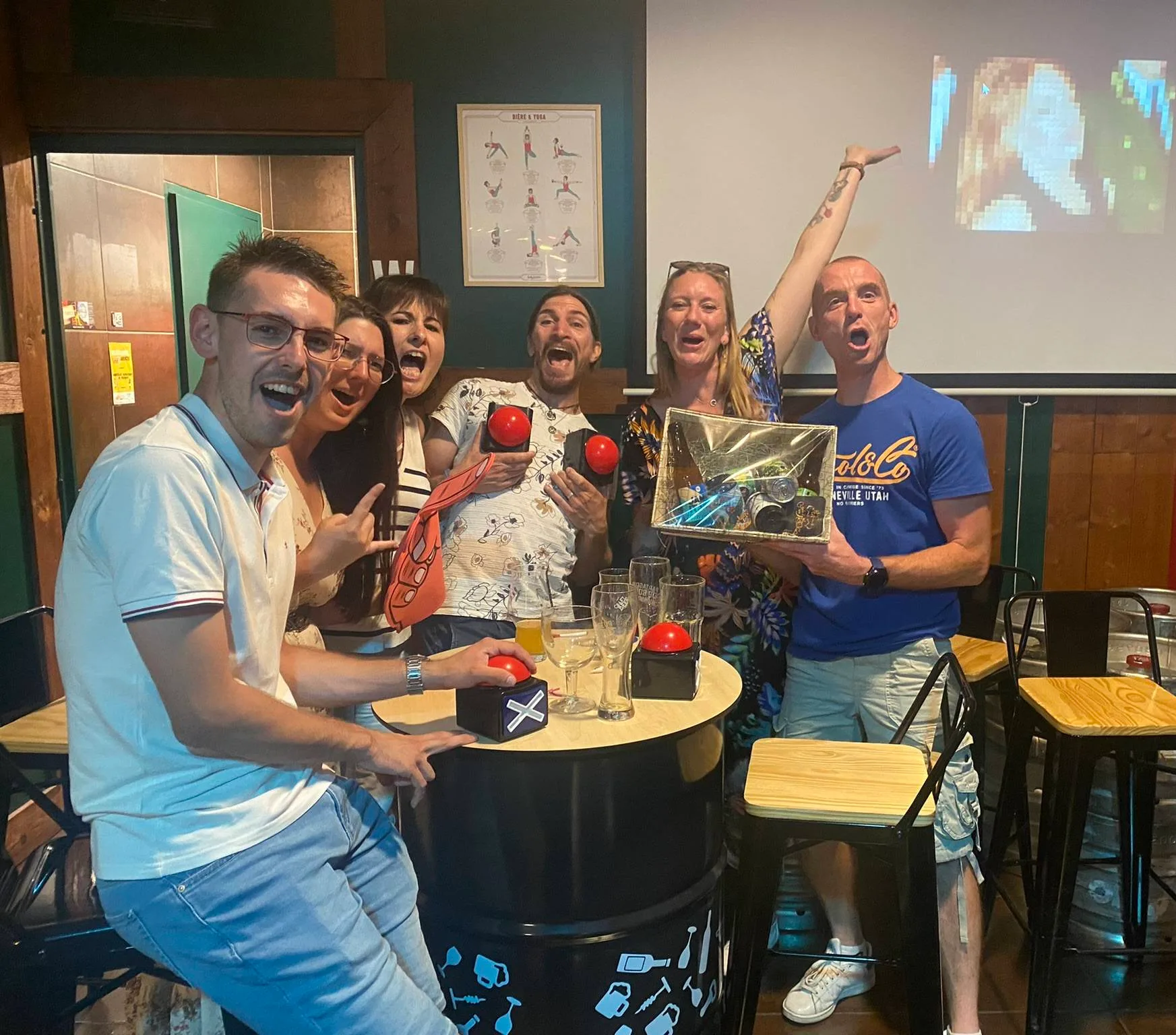 Joueurs euphoriques autour des buzzers pendant un quiz animé dans un bar
