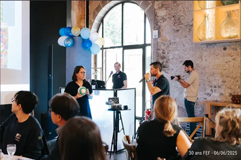 Présentation au micro devant les invités d’un événement d’entreprise