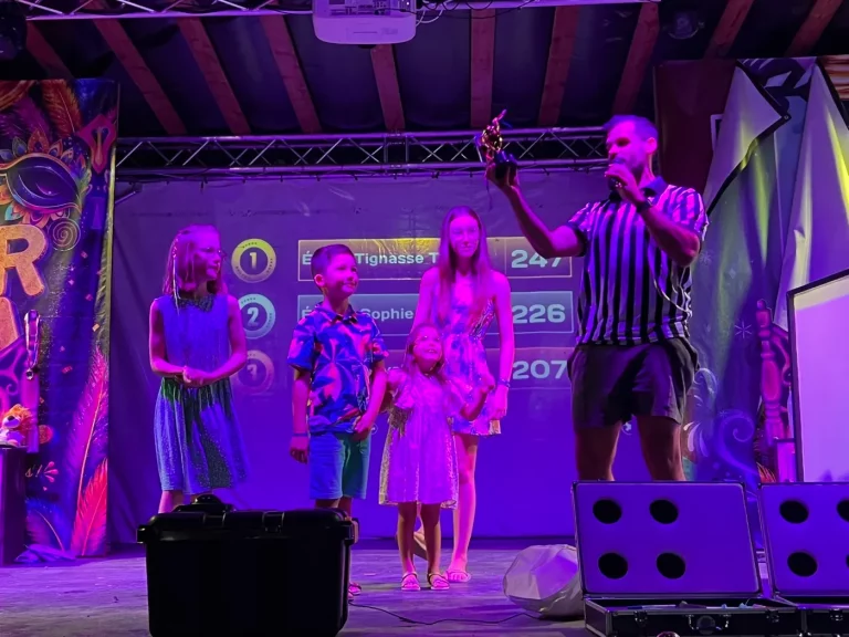 Speaker sur scène sous des lumières violettes pendant un spectacle